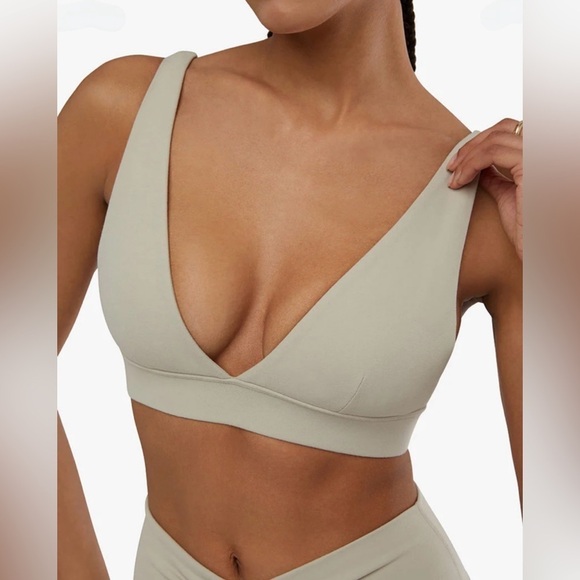 NWT In Original Packaging WeWoreWhat V-neck
Bralette/Sports Bra In Stone Size L - Picture 1 of 7